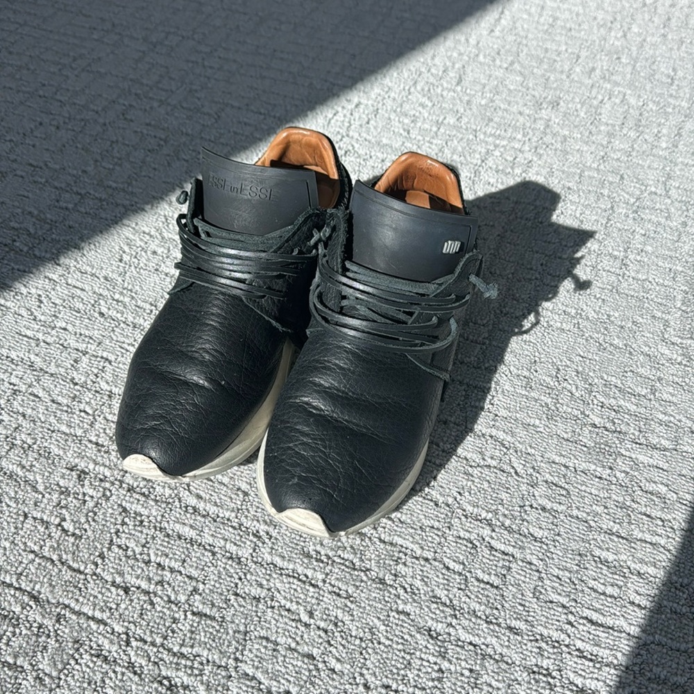 Gently worn esse ut esse fringe sneaker